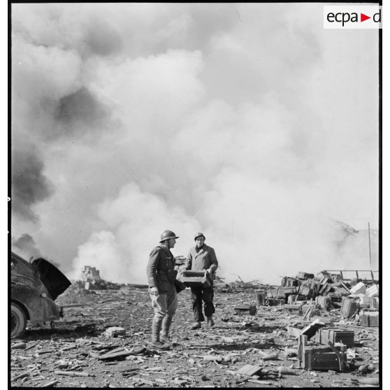 Retrait des flammes d'une caisse de munitions dans Namsos incendié.