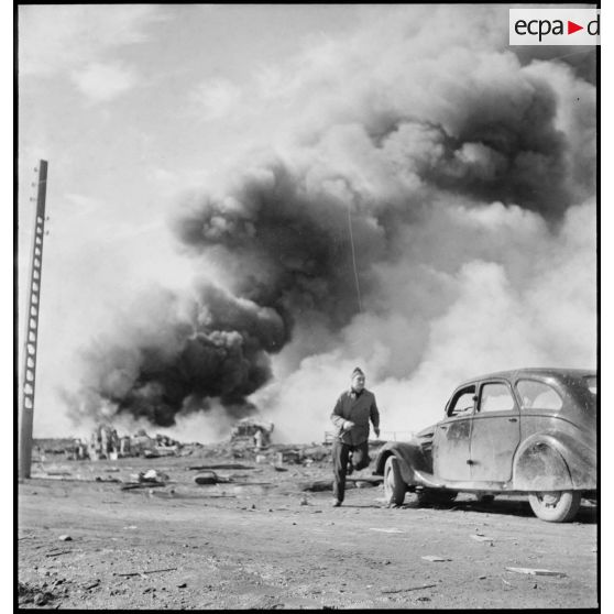 Soldat français dans Namsos incendié.