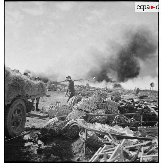 Evacuation d'un stock de matériel dans Namsos incendié.