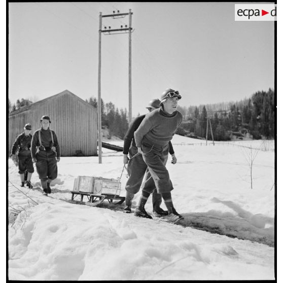 Des chasseurs alpins du CEFS (Corps expéditionnaire français en Scandinavie) assurent une corvée de ravitaillement.
