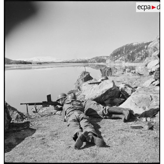 Chasseurs alpins postés en position de tir.