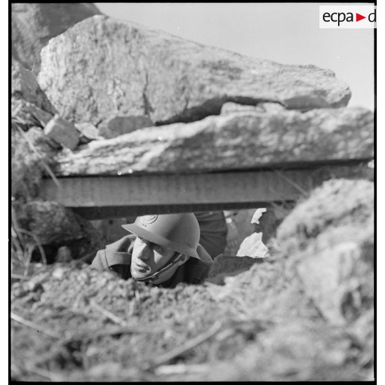 Portrait d'un chasseur alpin de la 1ère DLCh (Division légère de chasseurs) à son poste d'observation.