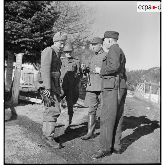 Discussion entre officiers norvégiens et français.
