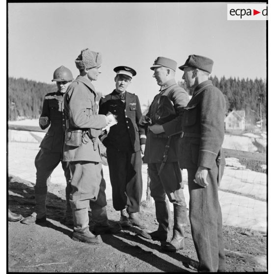 Discussion entre officiers norvégiens et français.