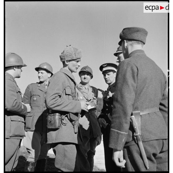Discussion entre officiers norvégiens et français.