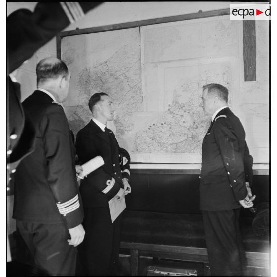 L'amiral Jean-Marie Abrial, commandant les forces navales du Nord suit un point de situation devant une carte murale dans son poste de commandement (bastion 32) à Dunkerque.
