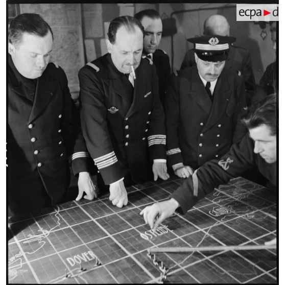 Officiers de la marine nationale au poste de commandement de l'amiral Abrial.