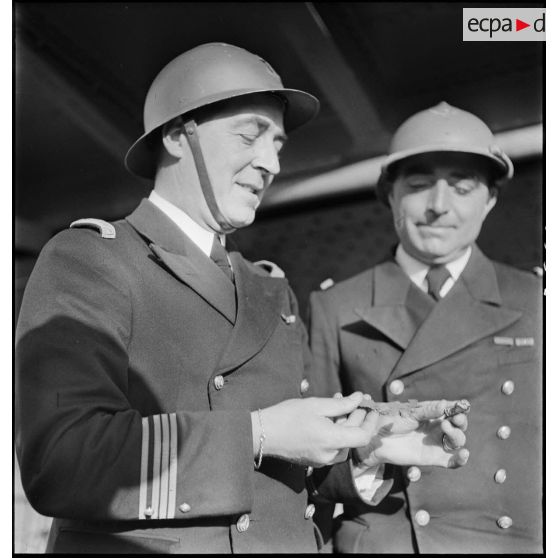 Le commandant et l'officier mécanicien du torpilleur L'Adroit.