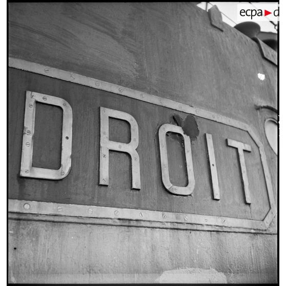 Impact d'un éclat de bombe sur la coque du torpilleur L'Adroit.