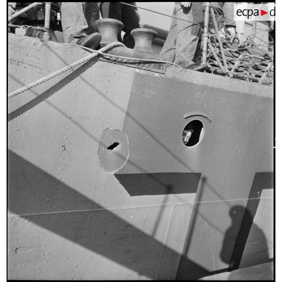 Impacts d'éclats de bombes sur la coque du torpilleur L'Adroit.