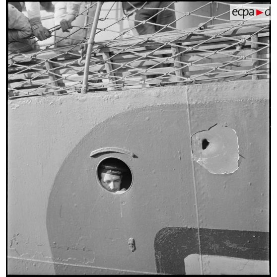 Impacts d'éclats de bombes sur la coque du torpilleur L'Adroit.