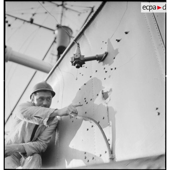 Impact d'un éclat de bombe et câble sectionné sur la coque du torpilleur L'Adroit.