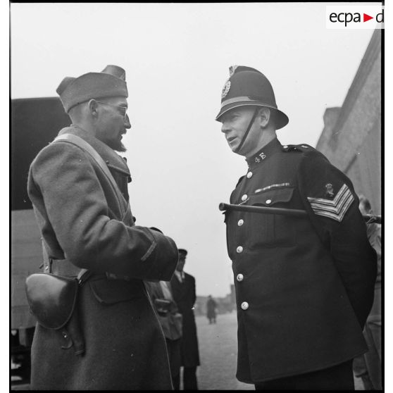 Légionnaire et bobby anglais à Liverpool.