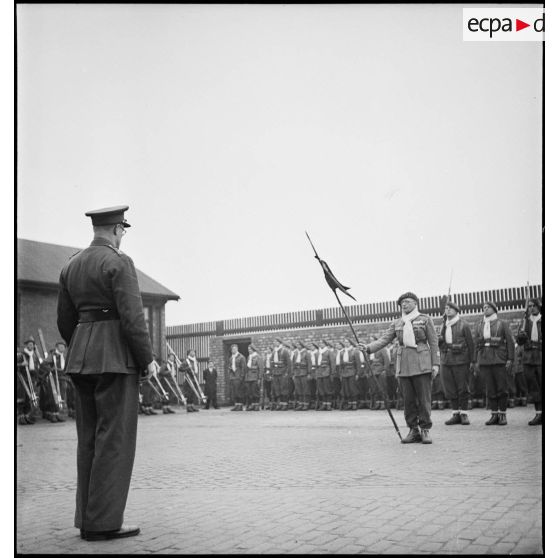 Cérémonie de remise de fanion à la 13e DBMLE à Liverpool.