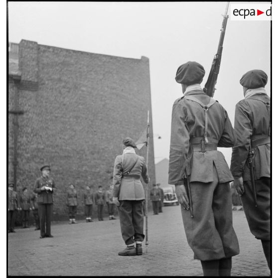 Cérémonie de remise de fanion à la 13e DBMLE à Liverpool.