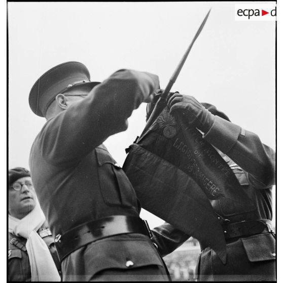 Cérémonie de remise de fanion à la 13e DBMLE à Liverpool.