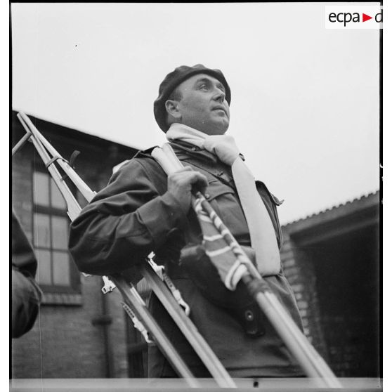 Cérémonie de remise de fanion à la 13e DBMLE à Liverpool.