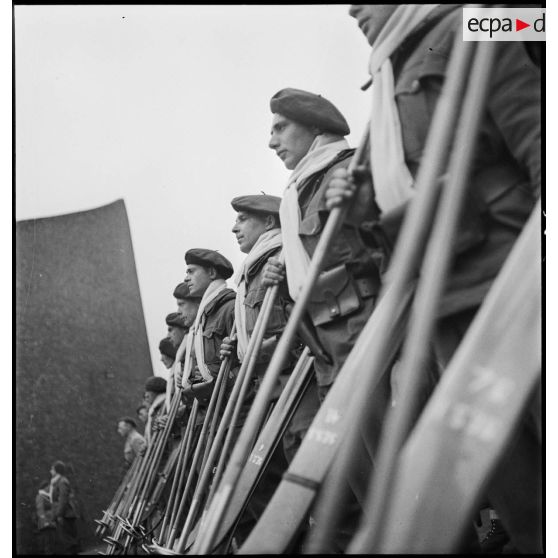 Cérémonie de remise de fanion à la 13e DBMLE à Liverpool.