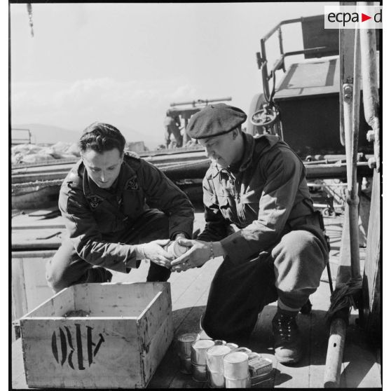 Contrôle ou distribution de boîtes de conserve sur le pont d'un navire.