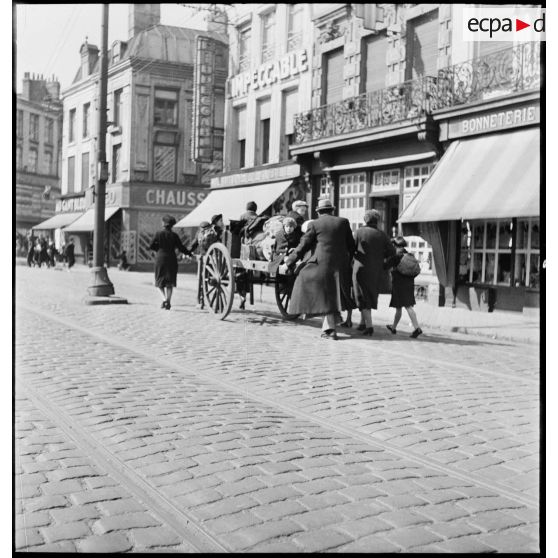 Des civils quittent la ville de Dunkerque menacée par l'avancée des troupes allemandes.
