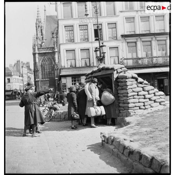 Des civils descendent dans un abri souterrain antiaérien à Dunkerque.