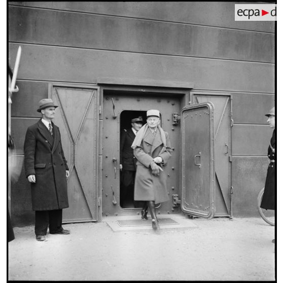 Le général d'armée Maxime Weygand sort du poste de commandement de l'amiral Abrial.