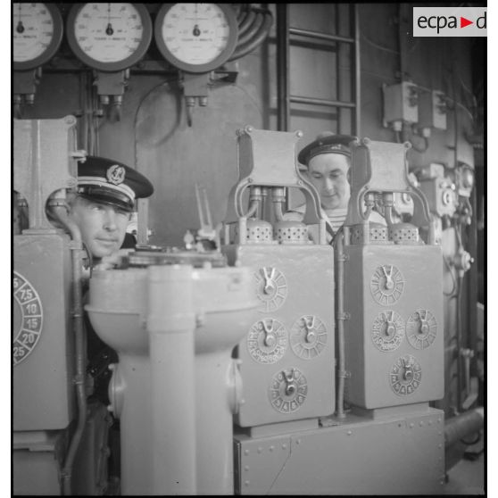 Poste de veille des machines sur la passerelle du cuirassé Dunkerque.