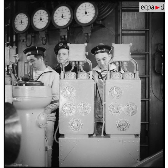 Poste de veille des machines sur la passerelle du cuirassé Dunkerque.