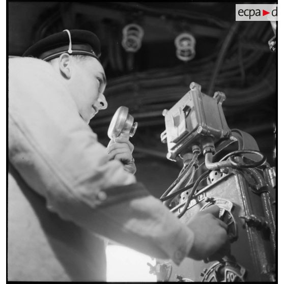 Transmission d'une alerte depuis la passerelle du cuirassé Dunkerque pour les marins mécaniciens du compartiment des machines.