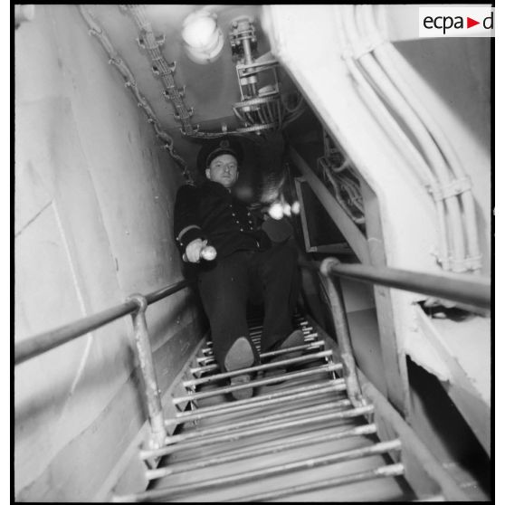 Alerte à bord du cuirassé Dunkerque : les marins chauffeurs et mécaniciens rejoignent leurs postes de combat dans le compartiment des machines.