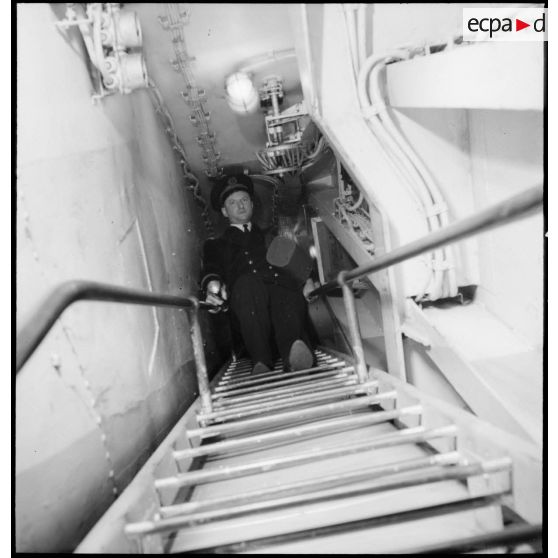 Alerte à bord du cuirassé Dunkerque : les marins chauffeurs et mécaniciens rejoignent leurs postes de combat dans le compartiment des machines.