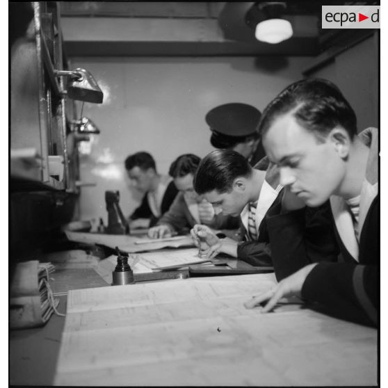 Etude de projet de marins du compartiment des machines du cuirassé Dunkerque.