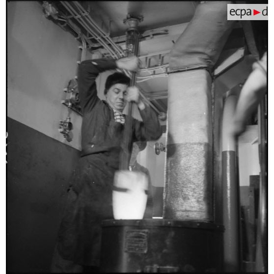 Sortie de métal en fusion pour le façonnage d'une pièce destinée au compartiment des machines du cuirassé Dunkerque.