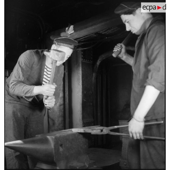 Façonnage d'une pièce en métal par les forgerons du cuirassé Dunkerque.