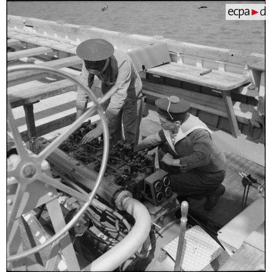 Mise au point d'un moteur d'une embarcation légère du cuirassé Dunkerque.