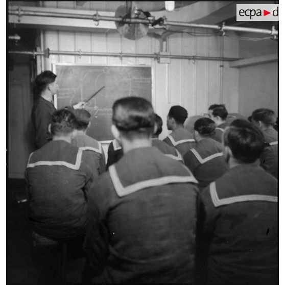 Instruction pour les jeunes recrues du compartiment des marchines du cuirassé Dunkerque.