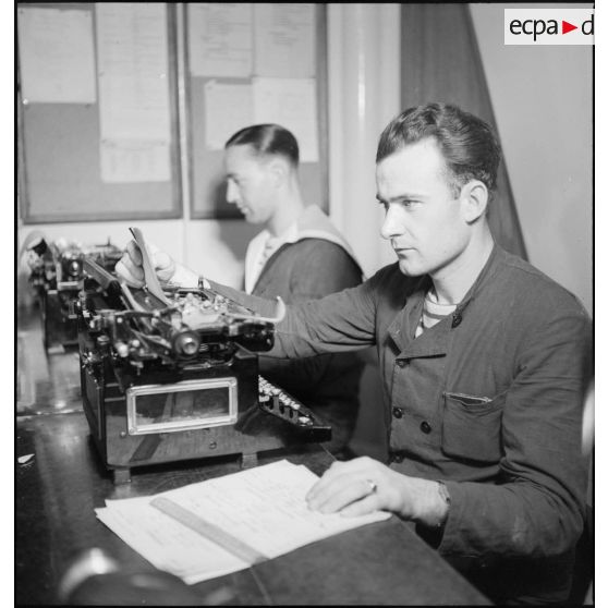 Le secrétariat du chef mécanicien du compartiment des machines du cuirassé Dunkerque.