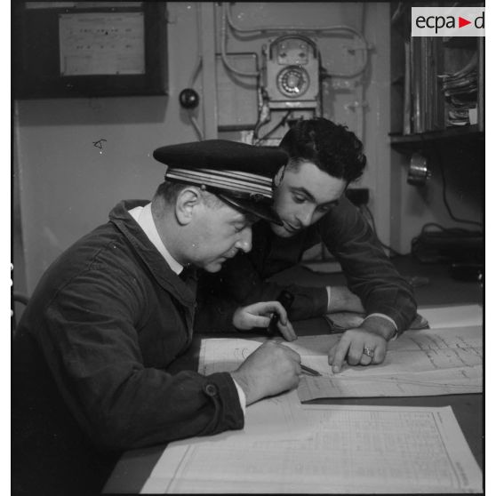 Le chef mécanicien contrôle la consommation de mazout des moteurs du cuirassé Dunkerque.