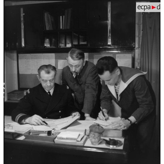 Séance de travail du chef mécanicien du compartiment des machines du cuirassé Dunkerque et de son second.