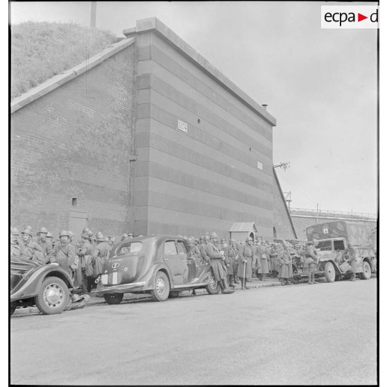 Soldats français rassemblés devant le bastion 32, PC de l'amiral Abrial à Dunkerque.