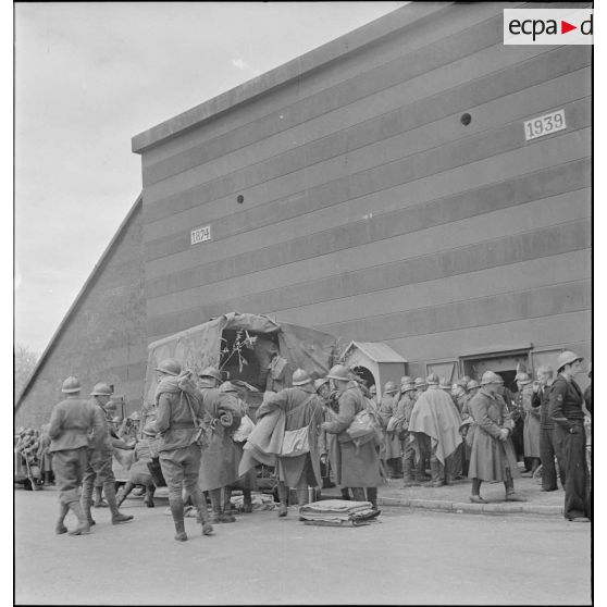 Soldats français rassemblés devant le bastion 32, PC de l'amiral Abrial à Dunkerque.