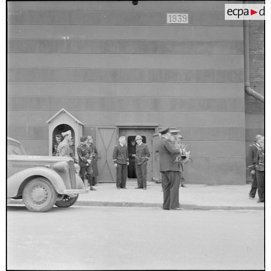 Officiers français et britanniques devant l'entrée du bastion 32, PC de l'amiral Abrial à Dunkerque.