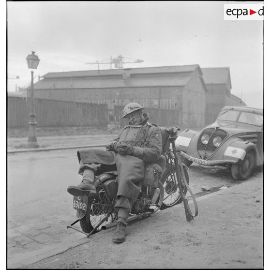 Repos d'un motocycliste de la BEF à Dunkerque.