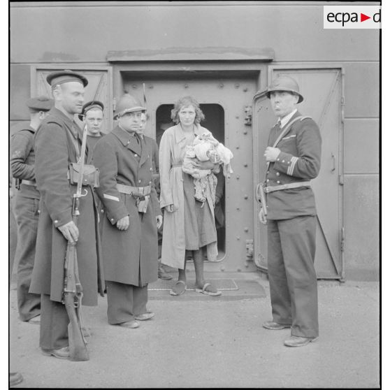 Femme civile prisonnière devant le bastion 32, poste de commandement de l'amiral Abrial à Dunkerque.