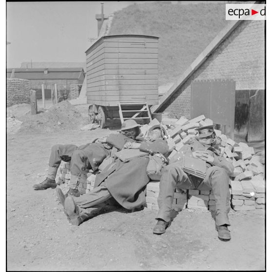 Soldats de la BEF au repos à Dunkerque.