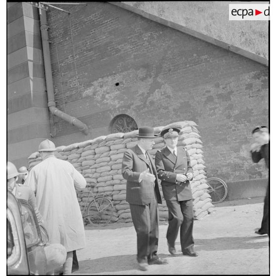 L'amiral Jean-Marie Abrial et Paul Bargeton devant le PC de l'amiral à Dunkerque.