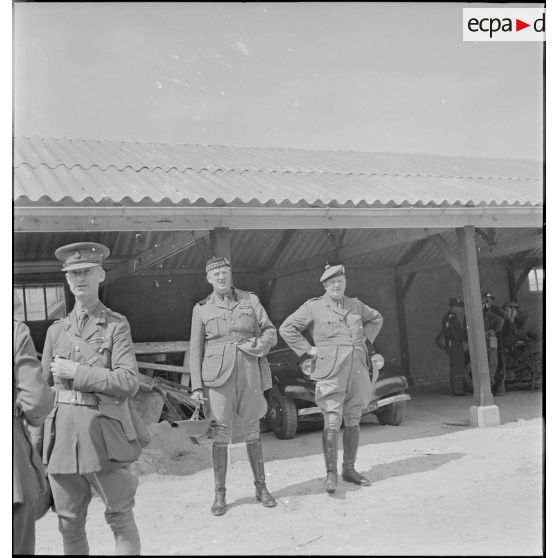 Officiers des armées de terre britannique et belge à Dunkerque.
