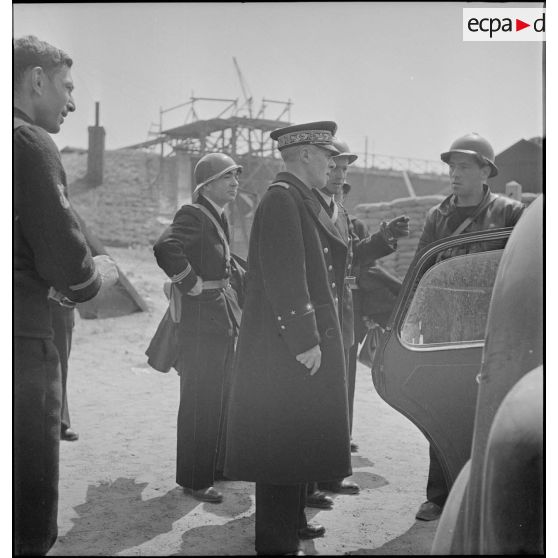 Le contre-amiral Marcel Leclerc à Dunkerque.