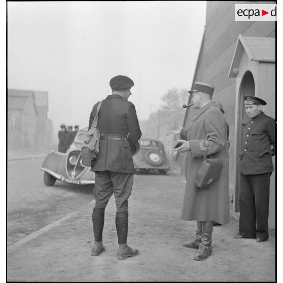 Officiers français rassemblés devant le poste de commandement de l'amiral Abrial à Brest.