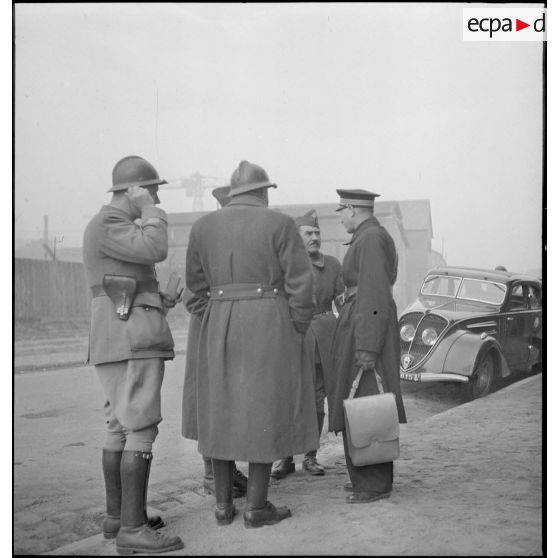 Officiers français rassemblés devant le poste de commandement de l'amiral Abrial à Brest.